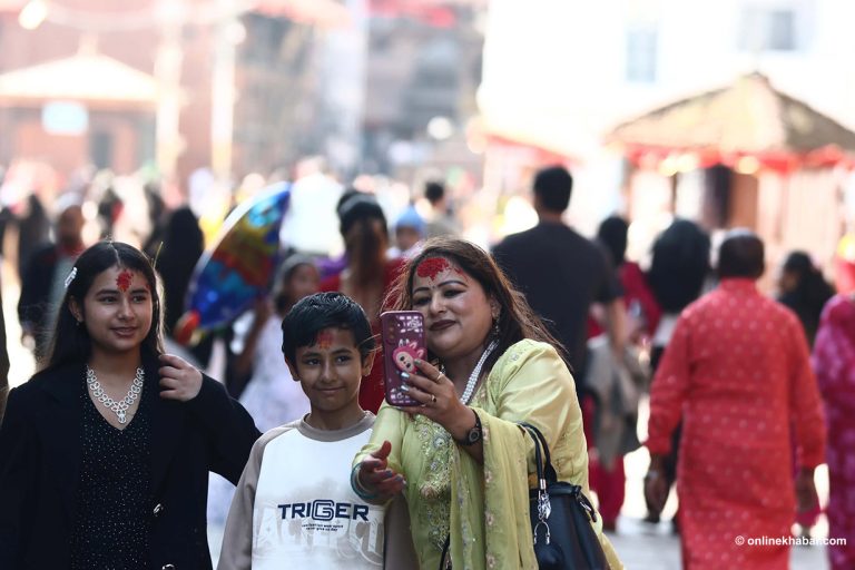 टीका लगाएर बसन्तपुर घुमघाम (तस्वीरहरू)