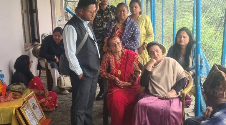 घनेन्द्र बस्नेतको परिवारलाई समेदना दिन पुग्नि पूर्वराष्ट्रपति भण्डारी