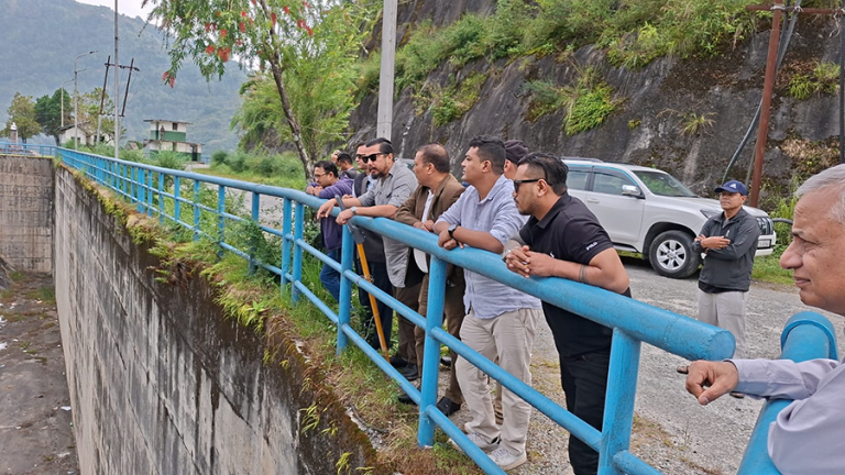 कुलेखानी जलविद्युत् ड्यामको निरीक्षण गर्न पुगे ऊर्जा मन्त्री श्रेष्ठ