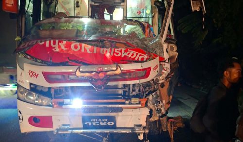 चितवनको जुगेडीमा बसले रोकिराखेको ट्रकलाई ठक्कर दिँदा ८ जना घाइते