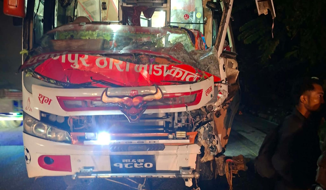 चितवनको जुगेडीमा बसले रोकिराखेको ट्रकलाई ठक्कर दिँदा ८ जना घाइते