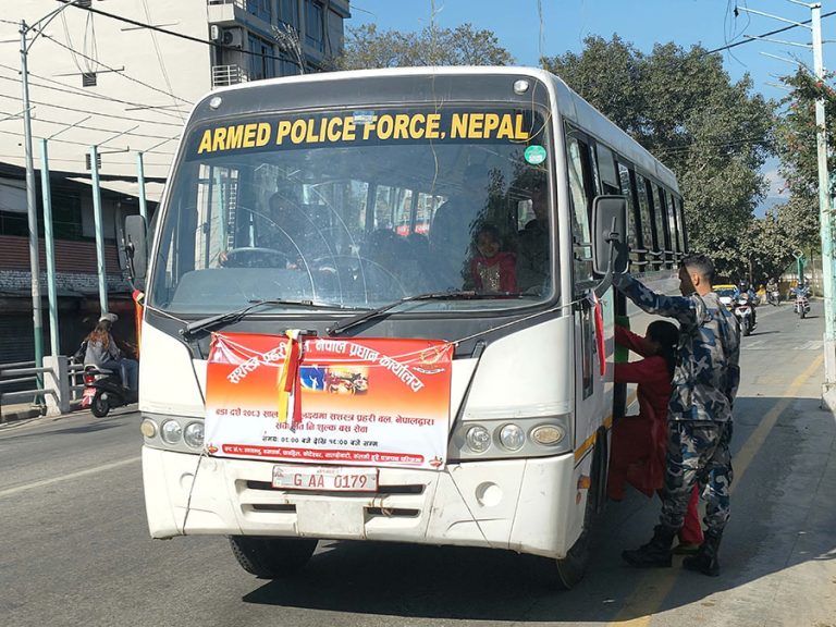 प्रहरीका निःशुल्क बस सेवाबाट ३५८५ यात्रु लाभान्वित