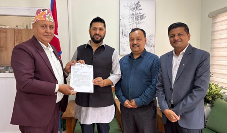 चितवनका व्यवसायीले भेटे रवि लामिछाने, नारायणगढ बजार जोगाउन माग 