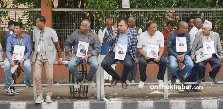 कांग्रेस महाधिवेशन : मतदानको पर्खाइमा प्रतिनिधिहरू (तस्वीरहरू)