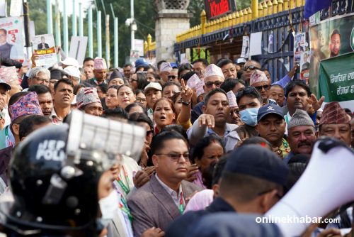खुलामञ्चमा कांग्रेस महाधिवेशन प्रतिनिधिहरूको ठेलमठेल (तस्वीरहरू)