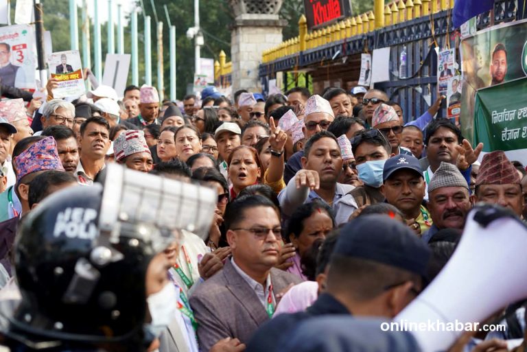 खुलामञ्चमा कांग्रेस महाधिवेशन प्रतिनिधिहरूको ठेलमठेल (तस्वीरहरू)
