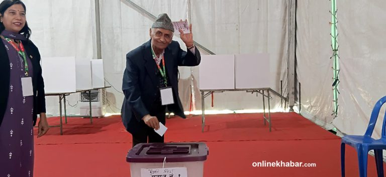 नयाँ नेतृत्वका लागि कांग्रेसमा मतदान (तस्वीरहरू)