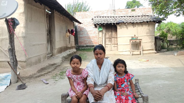 बाढीले खोस्यो दसैंको टीका, बेपत्ता आफन्तको पर्खाइमा खाली निधार