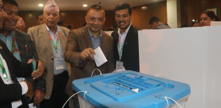 कांग्रेस महाधिवेशन : गगन थापाले गरे मतदान