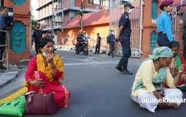 सिंहदरबार अगाडि जेनजी आन्दोलनमा पक्राउ परेकाका आमाहरूको धर्ना (तस्वीरहरू)