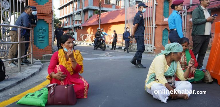 सिंहदरबार अगाडि जेनजी आन्दोलनमा पक्राउ परेकाका आमाहरूको धर्ना (तस्वीरहरू)