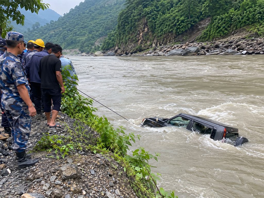 सुनकोशीमा खस्यो जिप : खोटाङका ३ किशोरको मृत्यु, ३ जना बेपत्ता