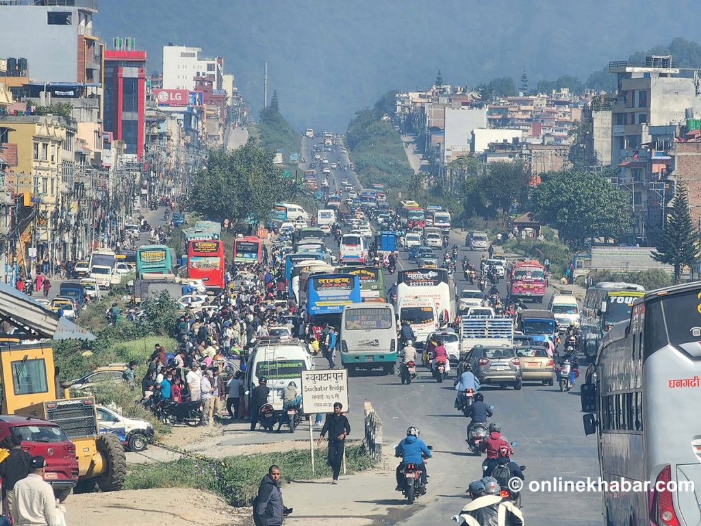 दसैं मनाएर काठमाडौं फर्किनेको भिडभाड (तस्वीरहरू)