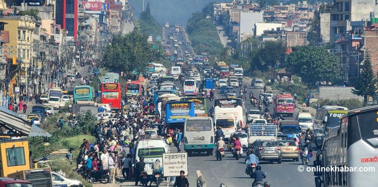 दसैं मनाएर काठमाडौं फर्किनेको भिडभाड (तस्वीरहरू)