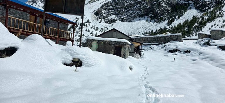 प्राकृतिक नाकाबन्दीमा लिमी : सडकमा साढे तीन फिट हिउँ, बिरामी पर्दा हेलिकप्टरको भर