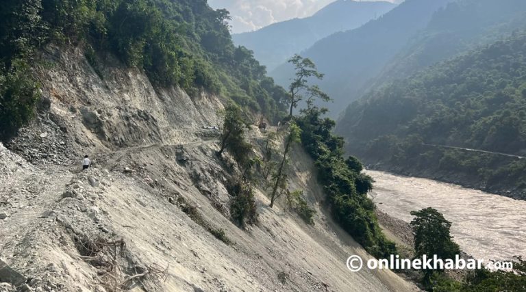 कृष्णभिरको पहिरो छल्नेगरी गोरखातर्फ यसरी बन्दैछ वैकल्पिक सडक