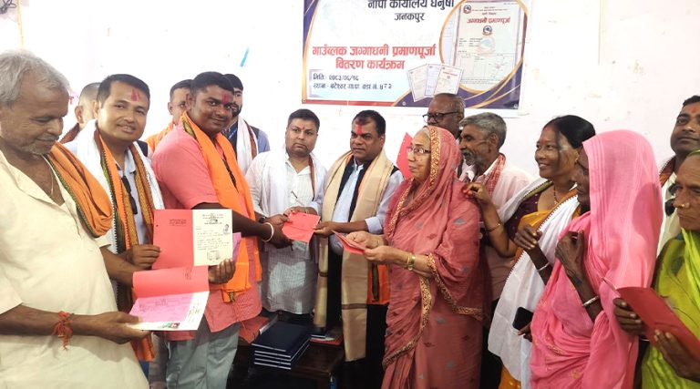 धनुषा बटेश्वरका १८६ स्ववासी परिवारले पाए लालपुर्जा  
