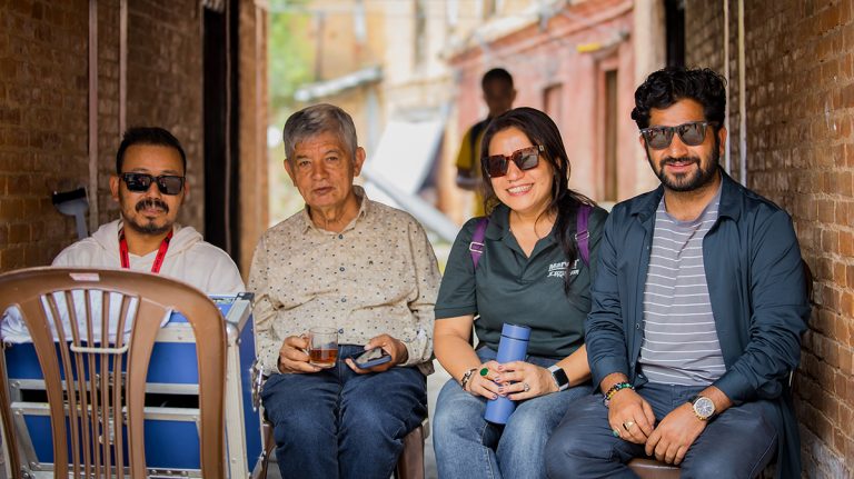 ‘म मदनकृष्ण’ को सेटमा भावुक मदनकृष्ण