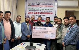 भोटेकोशी बाढीपीडित मोबाइल व्यवसायीलाई ८ लाख २५ हजार सहयोग