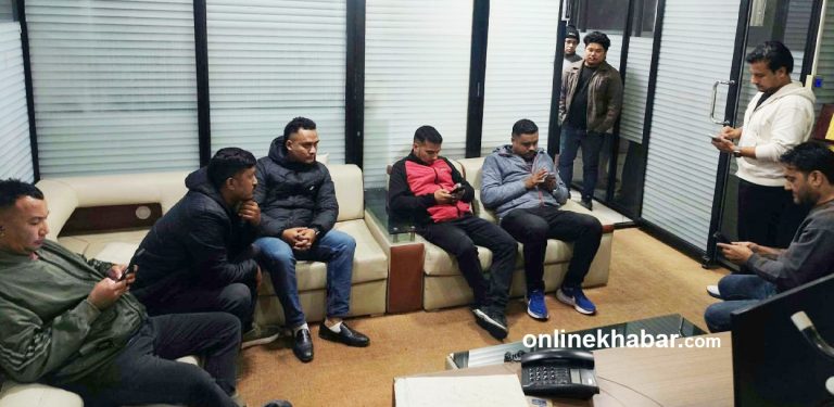 नयाँ पत्रिकाको कार्यालयमा पुगे सादा पोशाकका प्रहरी