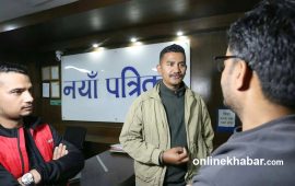 अपडेट : पत्रकार पक्राउ गर्न भन्दै अढाइ घण्टादेखि बसिरहेका छन् नयाँ पत्रिका कार्यालयमा प्रहरी