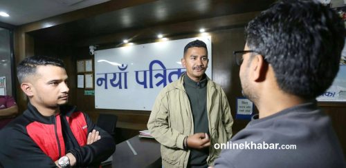 अपडेट : पत्रकार पक्राउ गर्न भन्दै अढाइ घण्टादेखि बसिरहेका छन् नयाँ पत्रिका कार्यालयमा प्रहरी