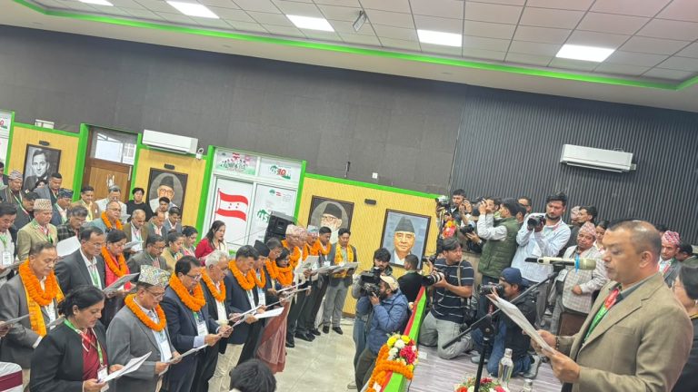 कांग्रेसको नयाँ कार्यसमितिका पदाधिकारी र सदस्यले लिए शपथ