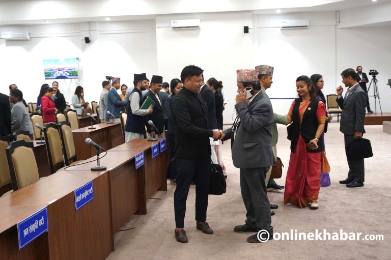 बर्खे अधिवेशनको अन्तिम बैठक : सांसदहरूले हात मिलाए, तस्वीर खिचाए