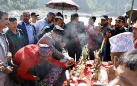 भोटेकोशी बाढीका मृतकको घेवामा प्रचण्ड सहभागी