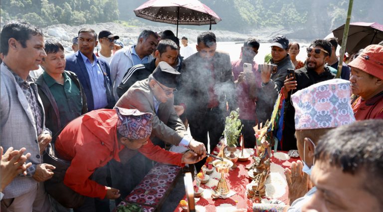 भोटेकोशी बाढीका मृतकको घेवामा प्रचण्ड सहभागी