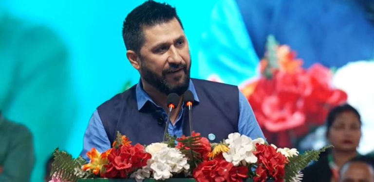 सरकार ढल्दैन, बरु सरकार ढल्छ भन्ने मान्छे बेहोस् भएर ढल्छ : सभापति लामिछाने