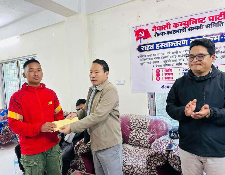 रोल्पामा विपद् प्रभावित ५२ परिवारलाई राहत वितरण