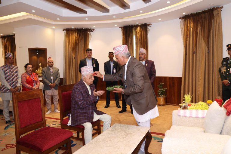 राष्ट्रपतिबाट बडादसैँको टीका ग्रहण