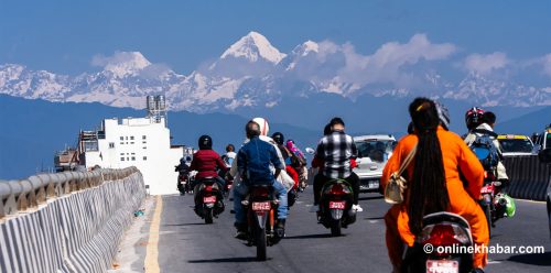 काठमाडौंमा बढ्दै चहलपहल, उपत्यकाको काखमै हिमाल (तस्विरहरू)