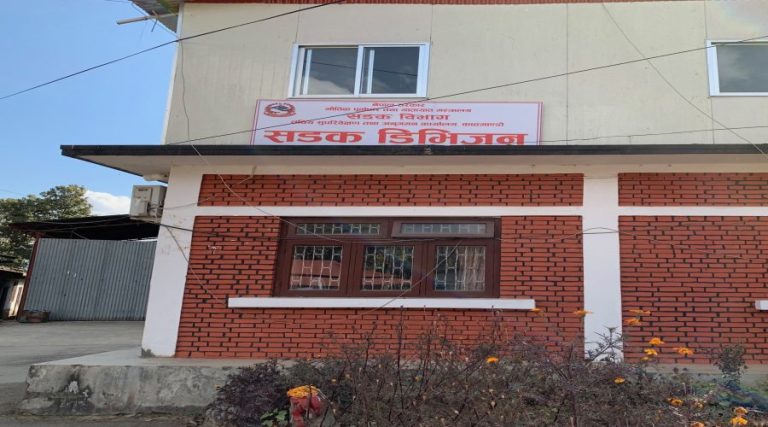 सडक विभागले दोलखामा दुई दर्जन ठेक्का तोड्यो