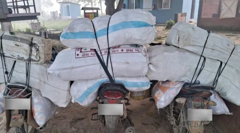 सिरहाबाट ७ लाख बढीको अवैध सामान बरामद