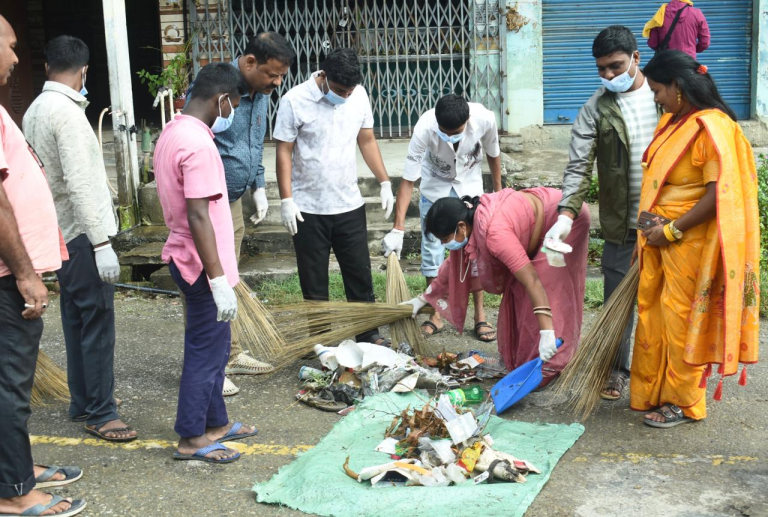 दुर्गा पूजाको अवसरमा मौलापुरमा सरसफाइ अभियान