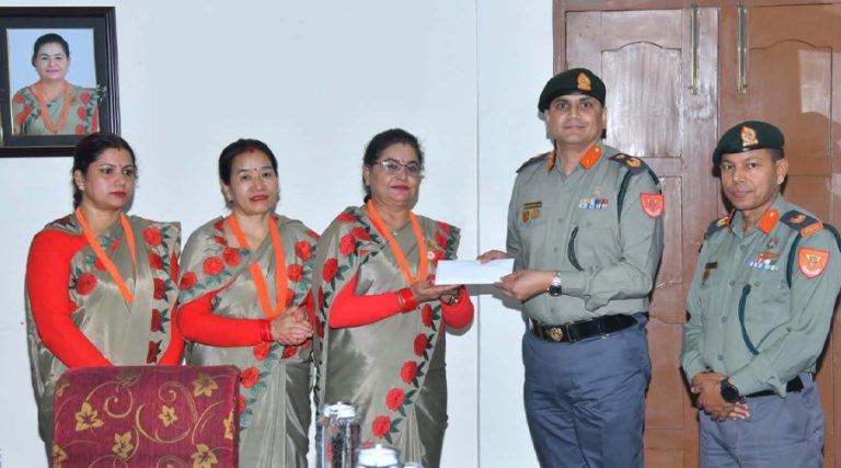 सशस्त्र प्रहरी परिवार महिला संघद्वारा भोटेकोशी बाढी प्रभावितलाई राहत रकम हस्तान्तरण