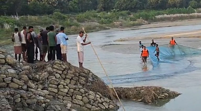 सिरहामा खोलामा डुबेर एक बालकको मृत्यु, एक बेपत्ता