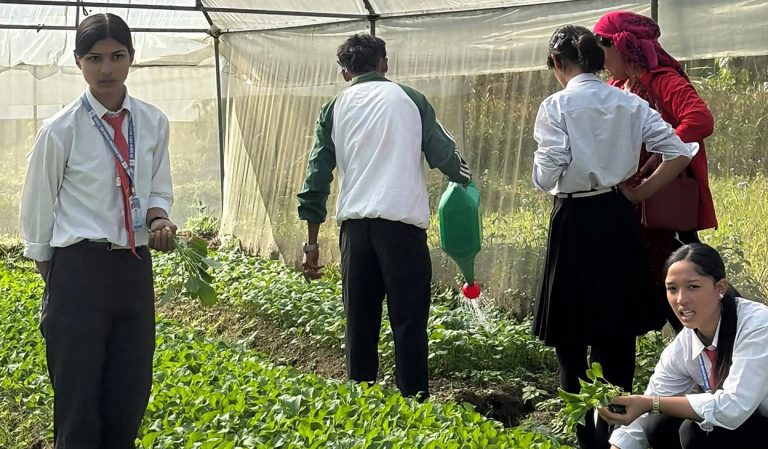 पढाइसँगै खेतीपातीमा रमाउँदै विद्यार्थी