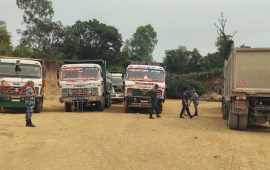 गागन खोलामा अवैध उत्खनन्‌मा संलग्न ६ टिपर र १ डोजर नियन्त्रणमा