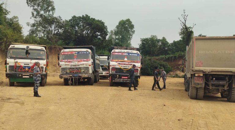 गागन खोलामा अवैध उत्खनन्‌मा संलग्न ६ टिपर र १ डोजर नियन्त्रणमा