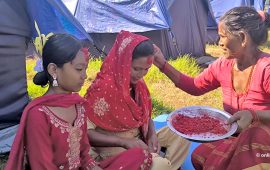 बाढी प्रभावितको त्रिपालभित्रको दशैं : यसरी लगाए टीका (तस्वीरहरू)