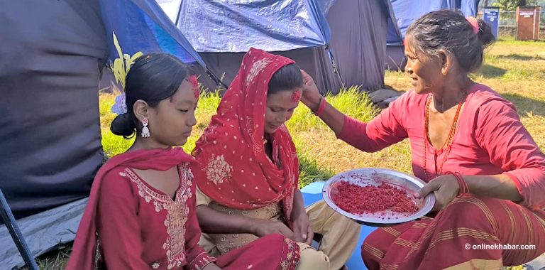 बाढी प्रभावितको त्रिपालभित्रको दसैं : यसरी लगाए टीका (तस्वीरहरू)