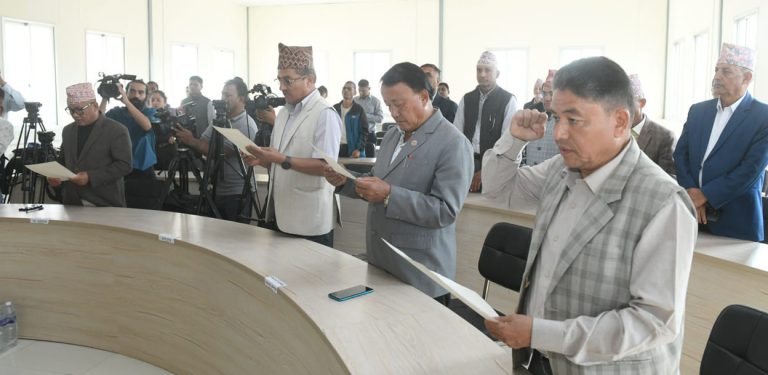 एमाले केन्द्रीय कमिटीमा मनोनीत सदस्यहरूले लिए शपथ