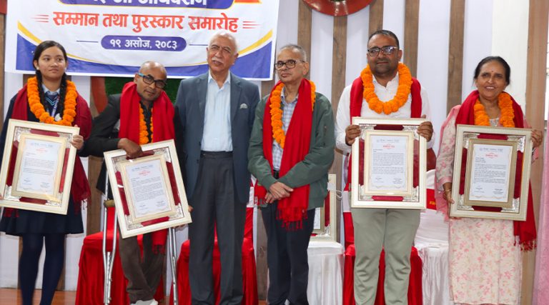 वरिष्ठ पत्रकार राजन शर्मा शिक्षा पत्रकारिता पुरस्कारबाट सम्मानित